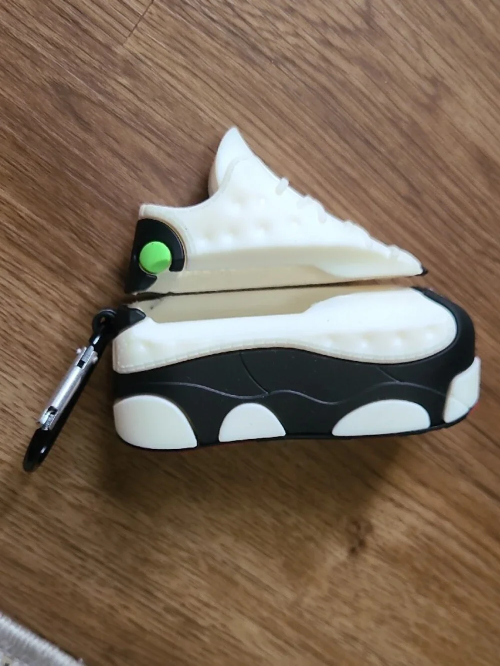 Ear Pods White and Black Sneaker Case